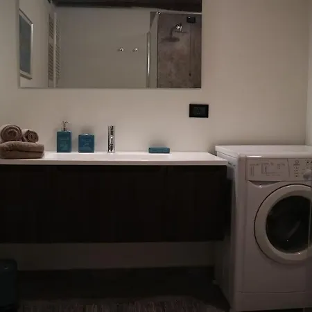 Al Capitello Apt, 5 Minutes From Airport