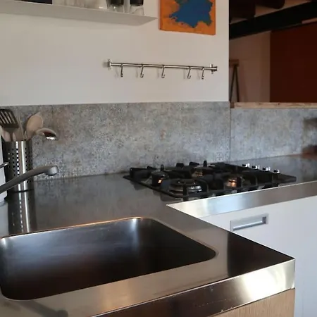 Al Capitello Apt, 5 Minutes From Airport Apartment