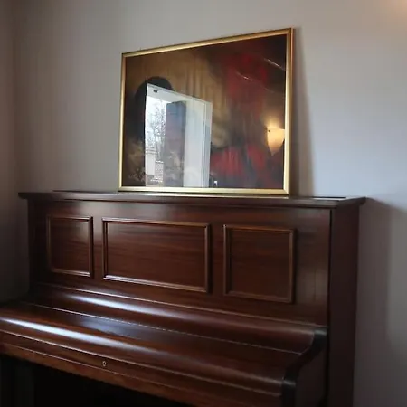 Al Capitello Apt, 5 Minutes From Airport Apartment *