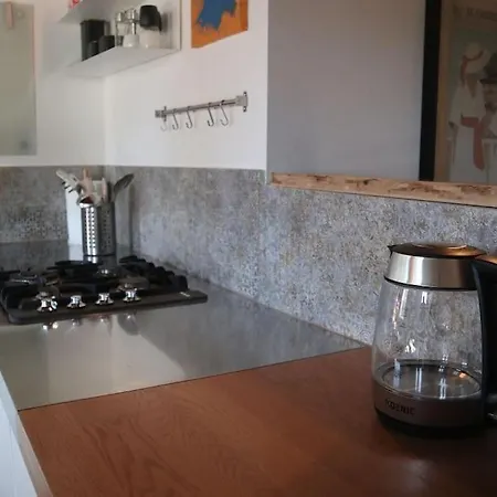 Al Capitello Apt, 5 Minutes From Airport Apartment