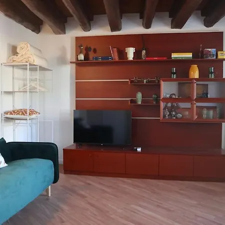 Al Capitello Apt, 5 Minutes From Airport Apartment