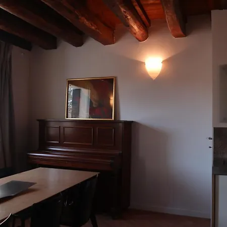 Al Capitello Apt, 5 Minutes From Airport Apartment