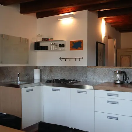 Al Capitello Apt, 5 Minutes From Airport