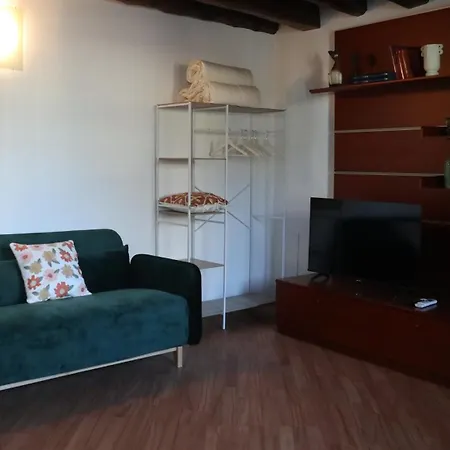 Al Capitello Apt, 5 Minutes From Airport *